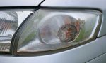 Faros del coche empañados: los trucos para quitar la humedad