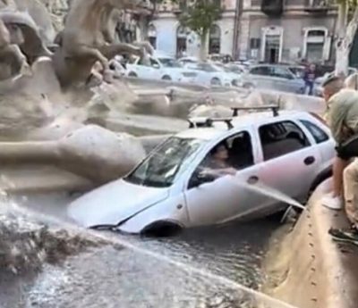 Cae con su coche en la fuente