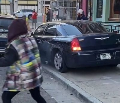 Coche en zona peatonal