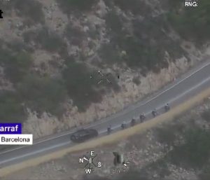 Un coche adelanta de manera imprudente a seis ciclistas