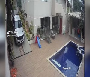 Aparca cerca de una piscina