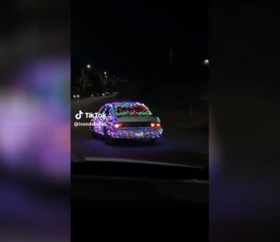 Coche con luces de navidad