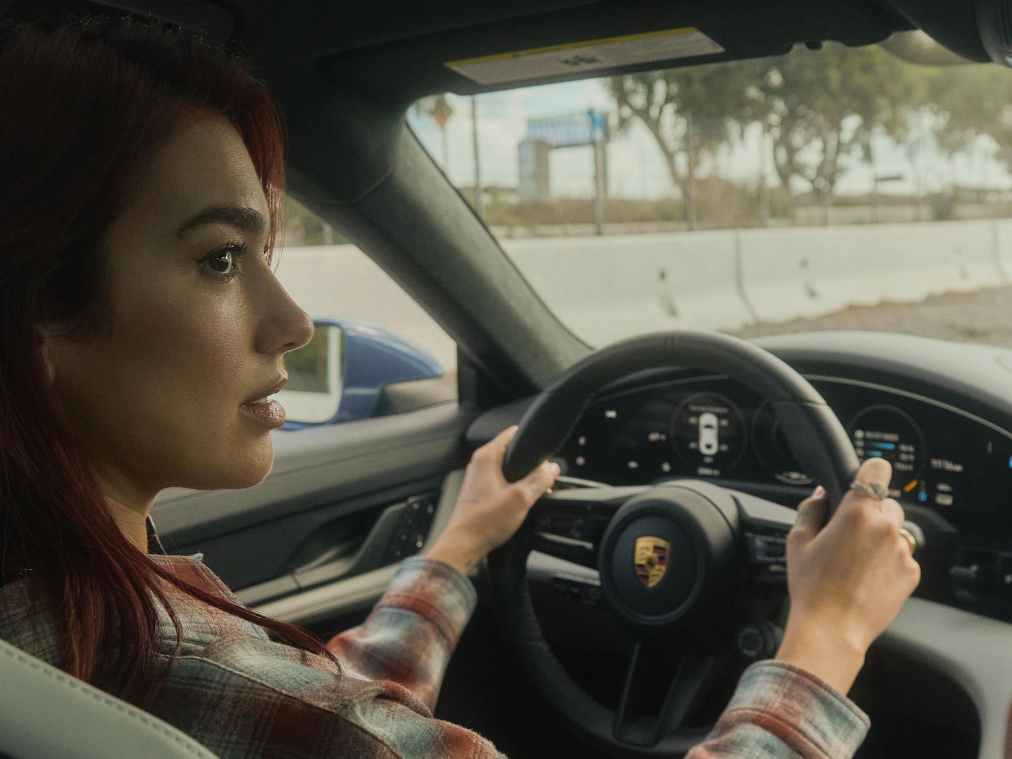 Dua Lipa a bordo del Taycan Turbo