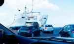 Viajar en barco con un coche eléctrico: ¿es legal prohibirlo?