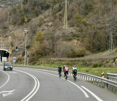 adelantar ciclistas línea continua