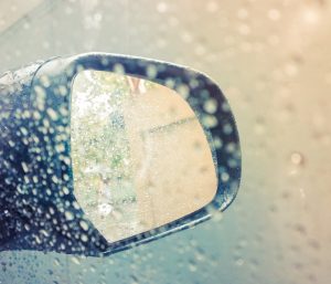 espejo retrovisor coche lluvia