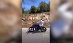 Qué castigo espera a estos jóvenes por hacer abdominales en un coche y una moto