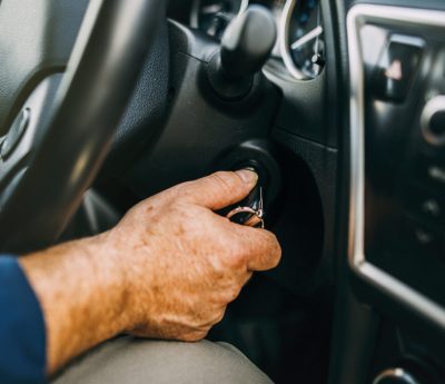 acelerar arrancar coche