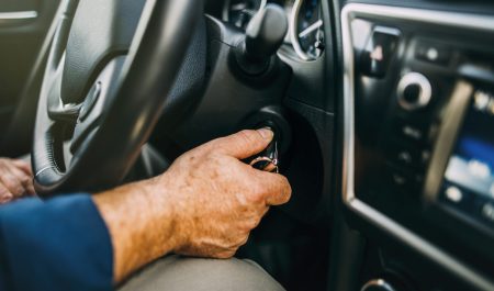 acelerar arrancar coche