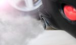 Si tu coche expulsa humo de este color, atento: podría estar quemando aceite