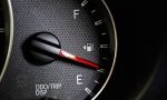 Pocos saben para qué sirve el triángulo junto al símbolo de la gasolina: ¿qué significa realmente?
