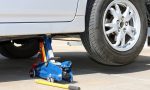 Cómo evitar que el coche se caiga al usar el gato para cambiar una rueda