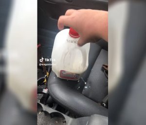 Hombre derrama leche