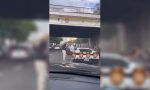 Un Lamborghini de 340.000 euros se queda ‘tirado’ en plena carretera y así es como llega a una gasolinera