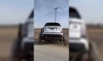 Un Range Rover disparatado: lleva unas ruedas de carreta enormes en lugar de neumáticos