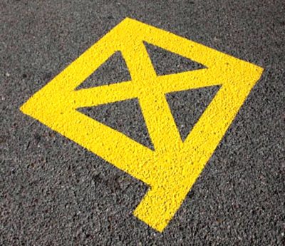 Señal amarilla hidrante