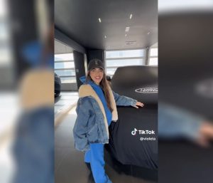 Violeta Mangriñán coche