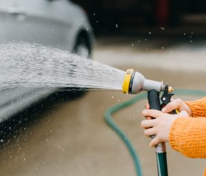 limpiar coche gastar agua
