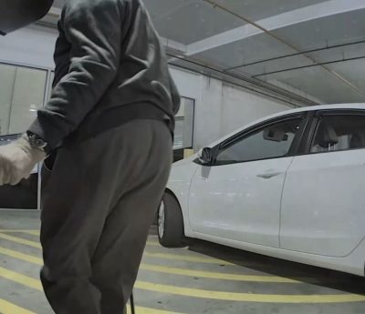 Anciano raya un coche