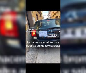 Broma del cartel en el coche