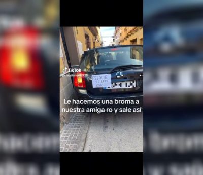 Broma del cartel en el coche