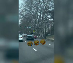 Coche que circula de lado