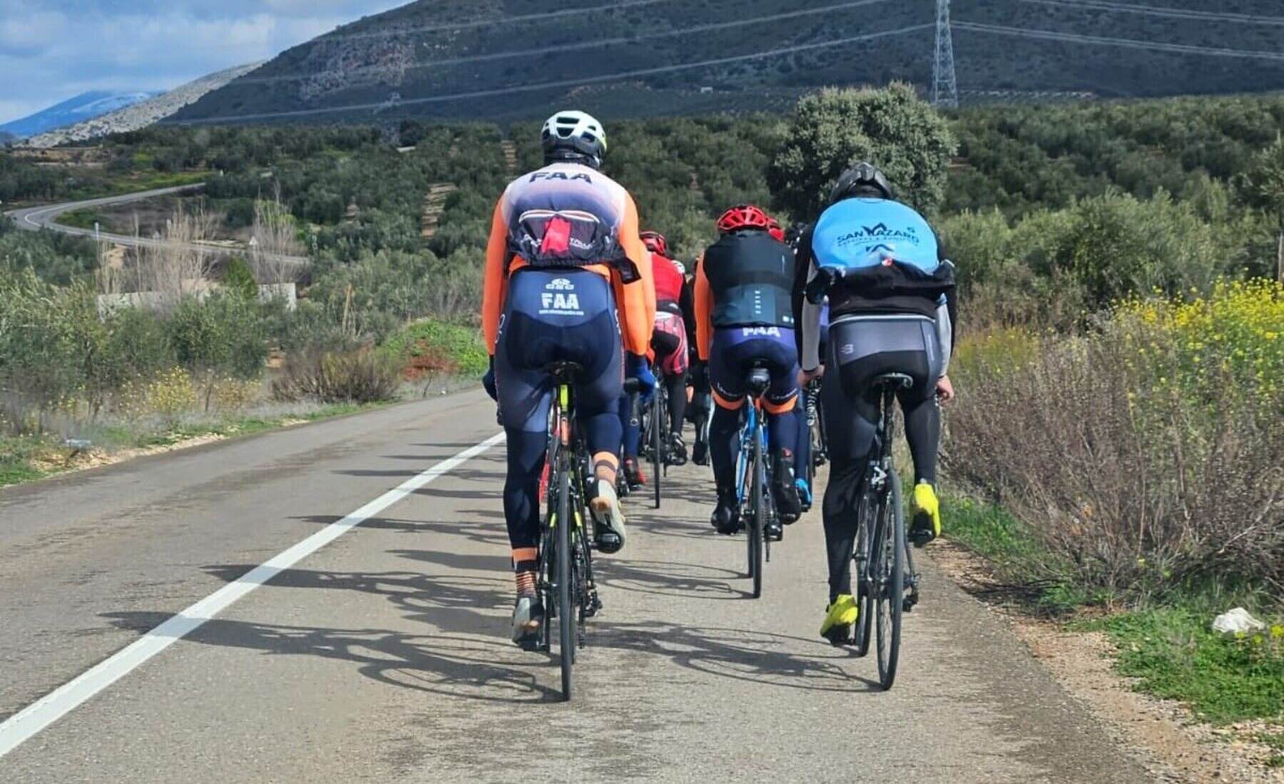 adelantar ciclistas linea continua