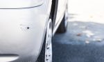 Si tu coche tiene una pequeña abolladura, se puede reparar con este truco y por unos pocos euros