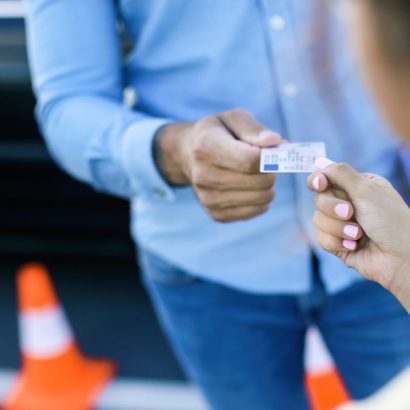 Si el Gobierno te diera 25.000 euros por estar sin carnet de conducir durante cinco años: ¿qué harías? 