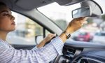 El truco del retrovisor que se hace viral en TikTok: “Por favor, díganme que no soy la única que no sabe esto”