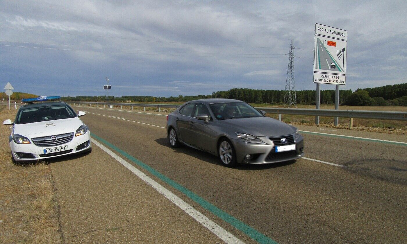 líneas-verdes-carretera