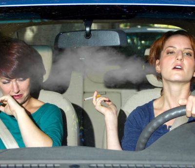 Fumando en el coche