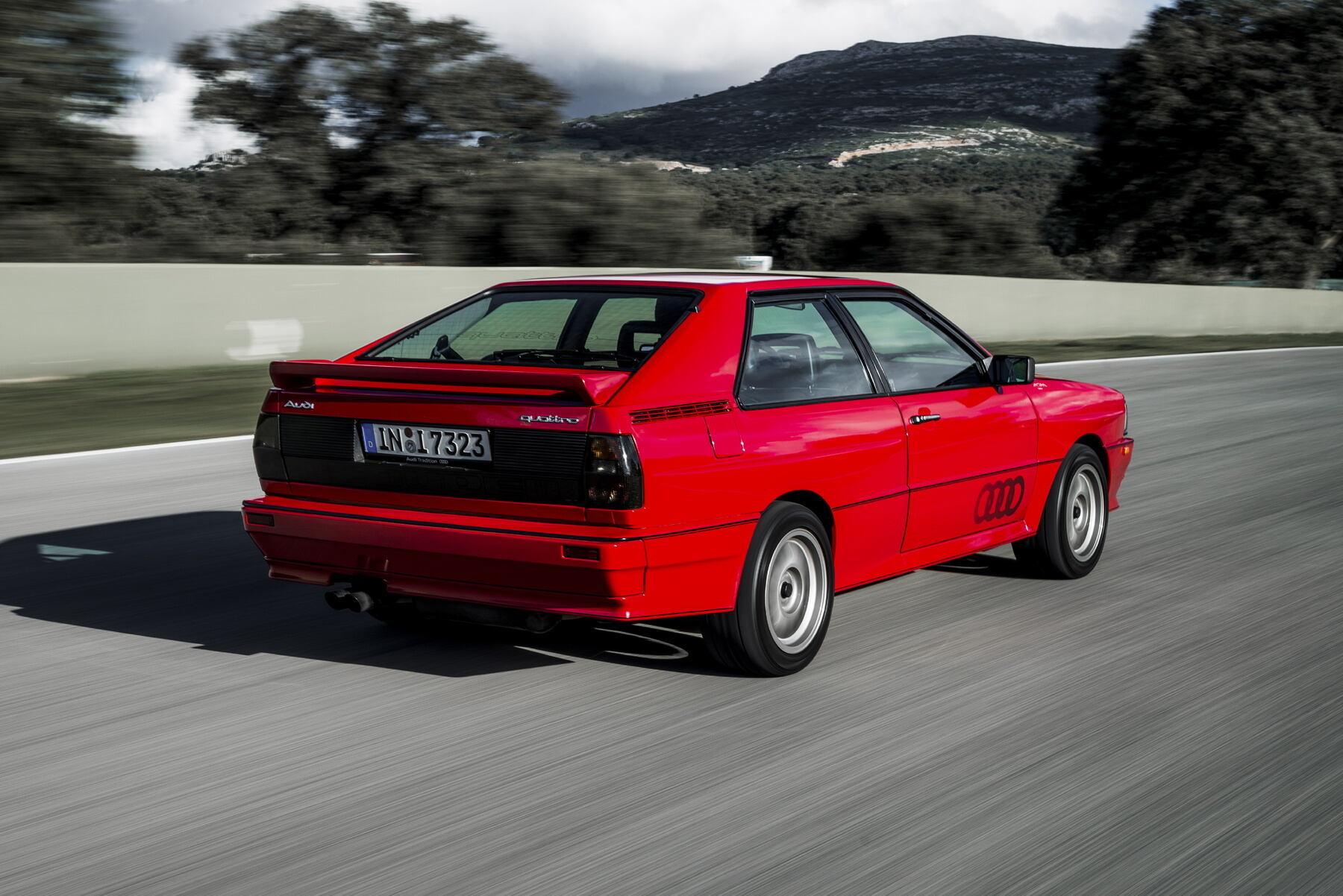 Cinco coches con motores de cinco cilindros