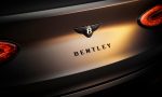 ¿Por qué este super-SUV de Bentley lleva unas alas negras en su logotipo?