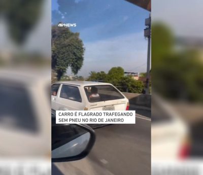 Coche circulando sin neumático