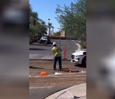 Robotaxi en zona de obras