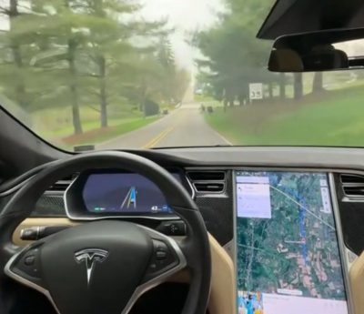 Tesla se salta un stop