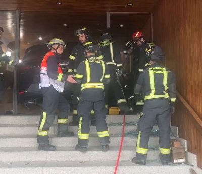 Una mujer empotra su coche