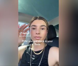 Una tiktoker se queda encerrada en su Tesla
