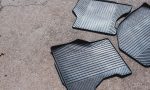 Secar las alfombrillas del coche bajo el sol y otros cuatro errores comunes que las estropean
