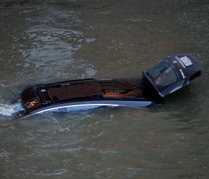 Coche en el agua