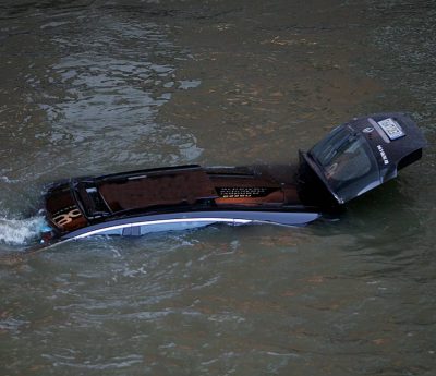 Coche en el agua