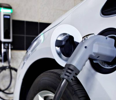 Coche eléctrico cargando