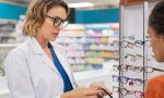 La falsa seguridad que la DGT quiere evitar: esto es lo que debes saber antes de comprar unas gafas en la farmacia o en el bazar