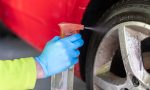 ¿Cómo dejar las llantas del coche muy brillantes con solo un ingrediente casero?