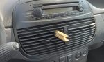 Por qué algunos coches llevan una pinza de madera en el aire acondicionado