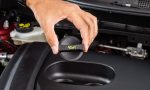 Cómo comprobar y rellenar el aceite del motor de un coche en cinco minutos