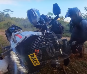 Charly Sinewan caída