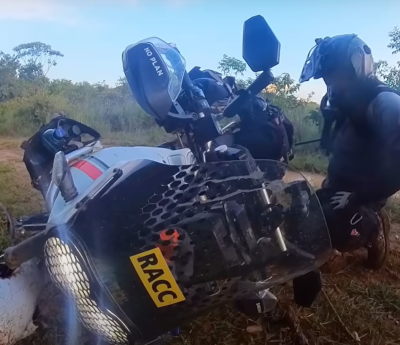 Charly Sinewan caída