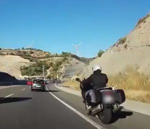 Moto por arcén